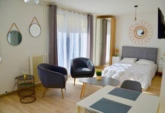Dolmen Adrien 5 allows 18 year olds to book a room