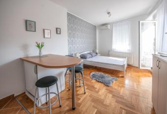 Stella Modern Apartment 2 has Balcony rooms