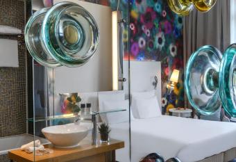 H  tel M  tropole Gen  ve has rooms with a private hot tub