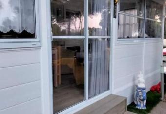 Mobil-home dans Camping L Oasis 5   toiles    Puget-sur-Argens allows 18 year olds to book a room