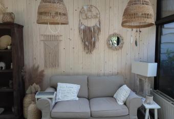 LE CHALET has Balcony rooms