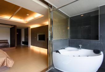 Harbor Elite Hotel allows 18 year olds to book a room