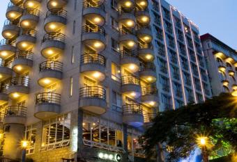 Shui Sha Lian Hotel - Harbor Resort allows 18 year olds to book a room