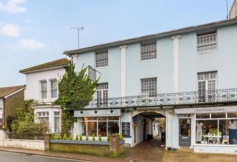 Morleys Rooms - Located in the heart of Hurstpierpoint by Huluki Sussex Stays allows 18 year olds to book a room