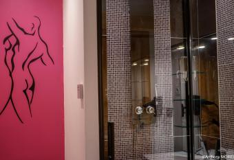 D  sir     m allows 18 year olds to book a room