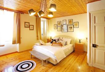 Nona s House allows 18 year olds to book a room