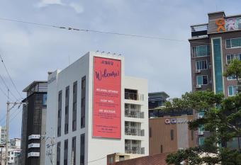 Hotel Hongdan allows 18 year olds to book a room