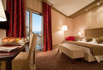 Hotel De La Paix has Balcony rooms