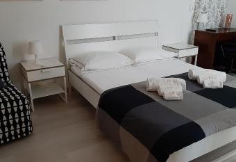 Manzoni Residence has Balcony rooms