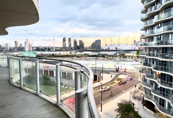 London Excel 2 Bedrooms 2 Bathrooms, Lounge, Balcony Apartment has Balcony rooms