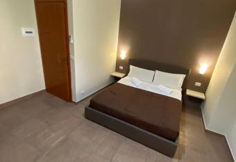 Nick and Santos Holiday Homes 7 allows 18 year olds to book a room