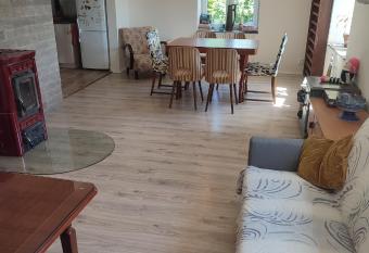 U Pet  se allows 18 year olds to book a room