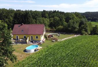 Haus Sonberg mit Garten, semi detached house with garden has Balcony rooms