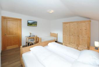 Chalet Gloria - Doppel- und Mehrbettzimmer has Balcony rooms