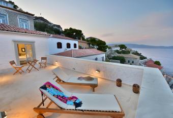 Onar Hydra allows 18 year olds to book a room