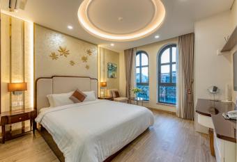 Golden Tree Apartments & Hotels has Balcony rooms