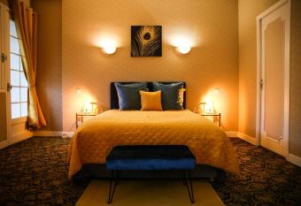 Aux Portes du Ch  teau has Balcony rooms