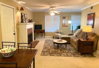 Trendy 2Bed 2 Bath Villa In The Village With King Bed has Balcony rooms