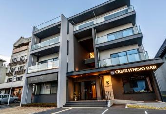 Grand Phenix Hakuba allows 18 year olds to book a room