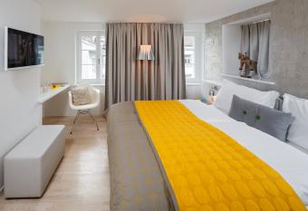 Hotel R  ssli allows 18 year olds to book a room