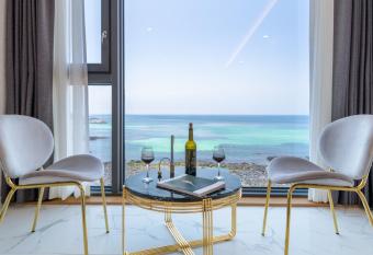 Hotel Mer Bleue allows 18 year olds to book a room