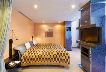 Gl  rnischhof by TRINITY allows 18 year olds to book a room