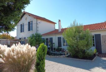 Le Clos des Passiflores has Balcony rooms