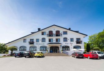 Hostal Restaurante O Cadaval allows 18 year olds to book a room