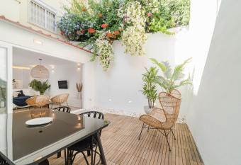 Casa Boma Lisboa - Architect Apartment with Private Terrace - Alcantara III has Balcony rooms