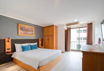 Shagwell Mansions has Smoking/Balcony rooms