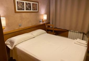 HOSTAL GALICIA CARDEDEU has Balcony rooms