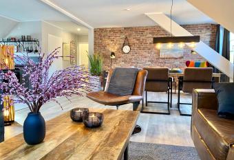 Sch  ne Ferienwohnungen teilweise mit Dachterrasse im Herzen von Itzehoe has Balcony rooms