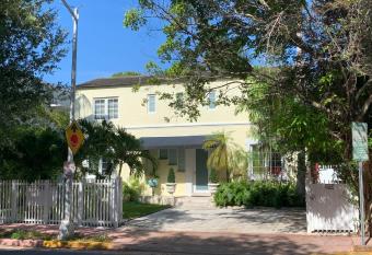 villa venezia bb allows 18 year olds to book a room