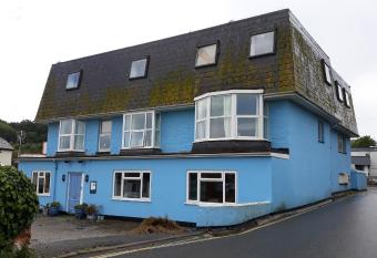 Blue Room Hostel Newquay allows 18 year olds to book a room