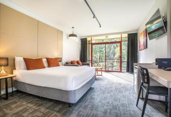 Nightcap at York on Lilydale has rooms with a private hot tub