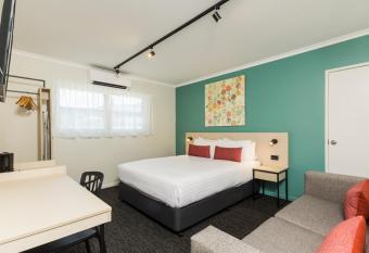 Nightcap At Balaclava Hotel allows 18 year olds to book a room