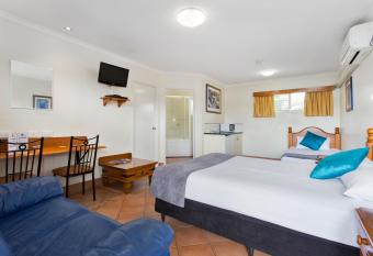 Glenmore Tavern has rooms with a private hot tub