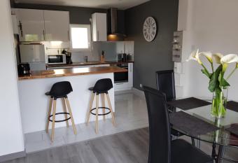 Agr  able maison neuve, 4 personnes, piscine bois priv  e du 15 juin    mi-septembre allows 18 year olds to book a room