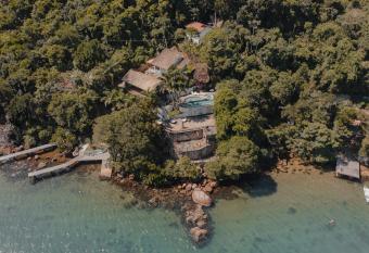 Casa de Vidro com piscina - costeira Paraty Mirim has rooms with a private hot tub