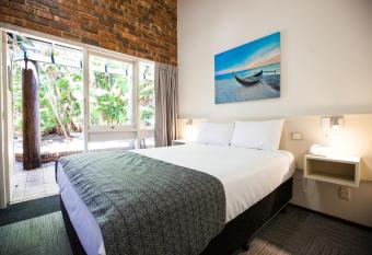 Leisure Inn Hotel Rockingham allows 18 year olds to book a room