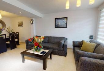 Casa sanitizada muy acogedora cerca Centro din  mico Pegaso, Parques industriales, Aeropuerto Toluca has Balcony rooms