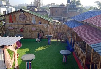 Tridhara HomeStay has Balcony rooms