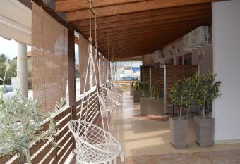 Evgenia & Zoe Apartments has Balcony rooms