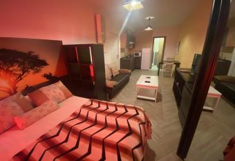 LARRA LA MEJOR OPCION PARA VER LA WARNER allows 18 year olds to book a room