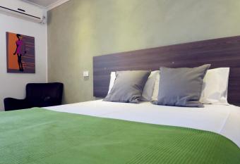 Mackay Motor Inn allows 18 year olds to book a room