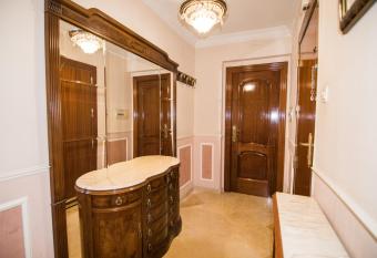 tuGuest Lope de Vega Apartment has rooms with a private hot tub