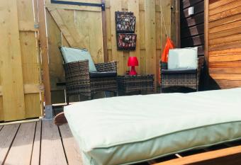 Domaine Ovaline has rooms with a private hot tub