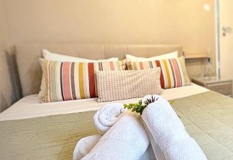 Private Place to Stay self check in-nonstop- NETFLIX-WIFI allows 18 year olds to book a room