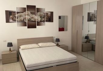 senza pensieri via 4 novembre/via diaz allows 18 year olds to book a room