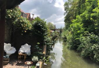 BRU-LAGOON Guesthouse allows 18 year olds to book a room